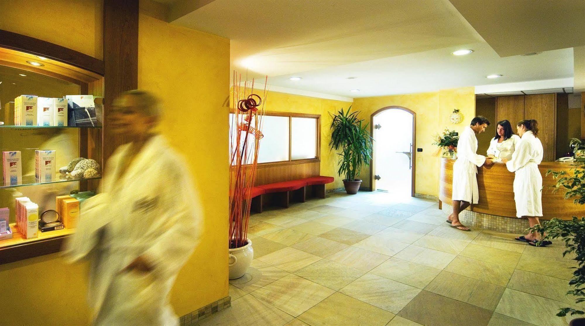 Carlo Magno Hotel Spa Resort Madonna Exteriör bild